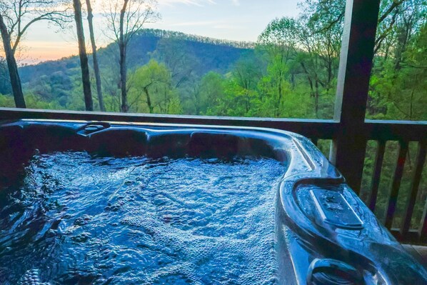Outdoor spa tub - NEW/Direct Trail Access/EV charger/Hot Tub/Firepit (Cherry Log)