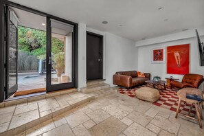 Interior - Uber Chic Hollywood Hills Guesthouse (Los Angeles)