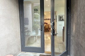Interior - Uber Chic Hollywood Hills Guesthouse (Los Angeles)
