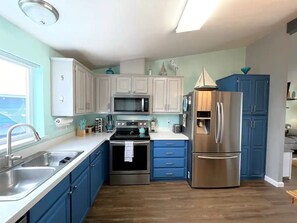 Jääkaappi, mikroaaltouuni, uuni, liesi