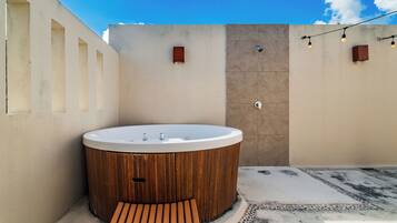 Apartamento superluxo, vista para a piscina | Banheira de hidromassagem particular
