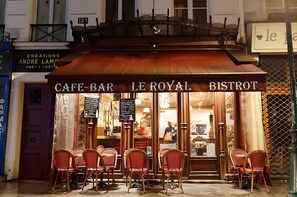 Outdoor dining - A TRUE TASTE OF EVERYDAY PARISIAN LIFE, JUST MOMENTS AWAY FROM LOUVRE (Paris)