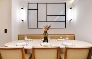 Dining - A TRUE TASTE OF EVERYDAY PARISIAN LIFE, JUST MOMENTS AWAY FROM LOUVRE (Paris)