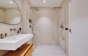 Dusche, Haartrockner, Handtücher, Seife
