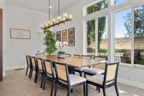 Dining - 5BR Modern Riverside Getaway - Relax & Unwind (Sacramento)