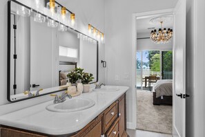 5 bedrooms, iron/ironing board, WiFi, bed sheets - 5BR Modern Riverside Getaway - Relax & Unwind (Sacramento)