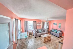 TV - 175 Marlin Dr. -  Newly Updated!  2 Bedrooms 2 baths - Includes Golf Cart & Wifi! (Panama City Beach)