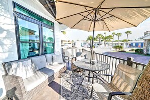 Outdoor dining - 204 Squid Lane - Adorable Beach House! 3 Bedroom 2 baths - Golf Cart included! (Panama City Beach)