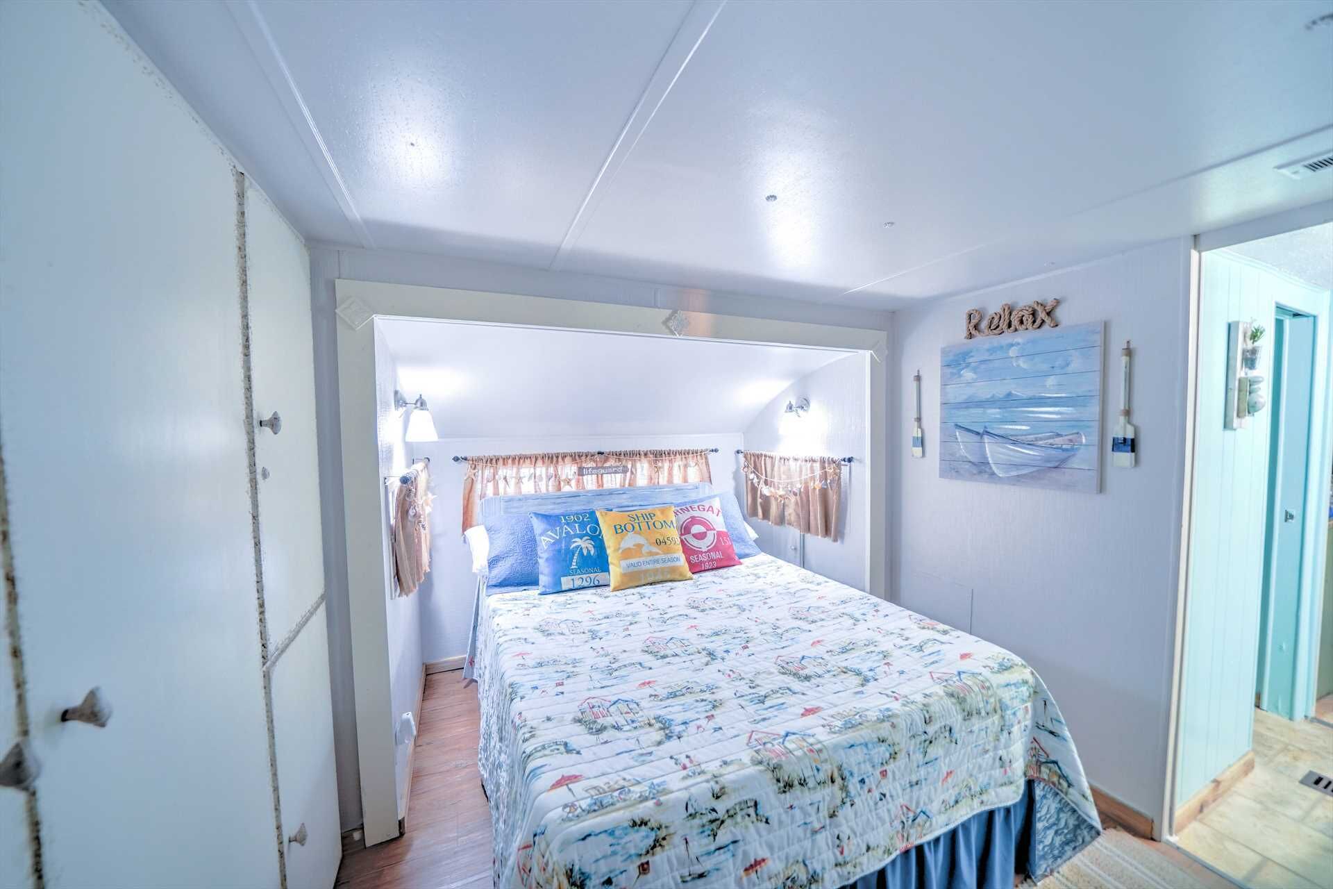 Un dormitorio con cama, cortinas, un cuadro y una puerta.