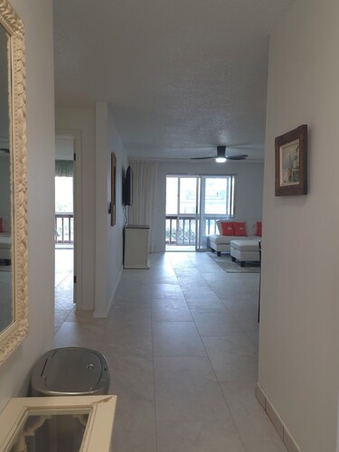 Modern 2BR/2BA Walk to Harbor + Resort Pool + Near Downtown Punta Gorda