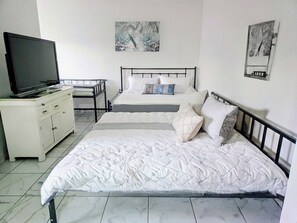 Strykejern/-brett, internettilgang og sengetøy