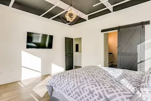 4 bedrooms, iron/ironing board, WiFi, bed sheets