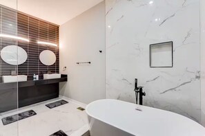 Dusche, Haartrockner, Handtücher, Seife