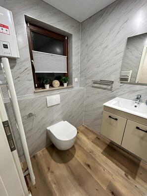 Haartrockner, Handtücher, Seife, Toilettenpapier