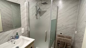 Een haardroger, handdoeken, zeep, toiletpapier