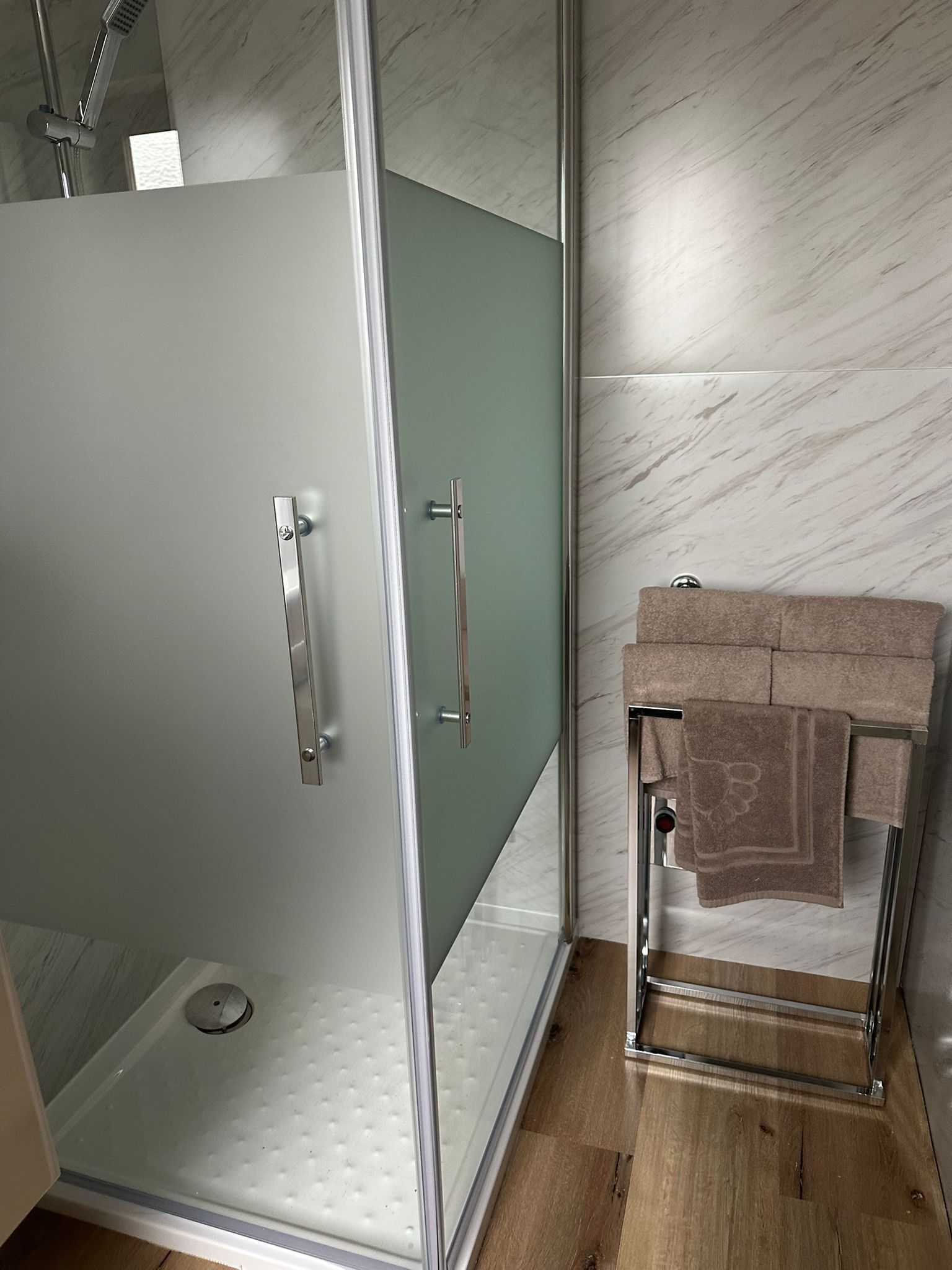 Haartrockner, Handtücher, Seife, Toilettenpapier