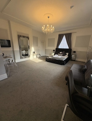 1 bedroom, desk, WiFi - Room 8 Manor Park Country House in Swansea Sleeps 2 (Swansea)