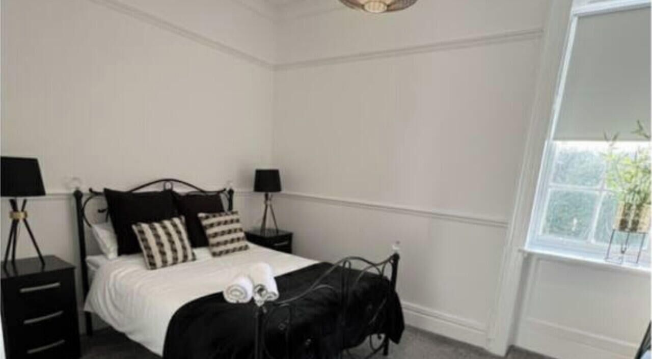 1 bedroom, desk, WiFi