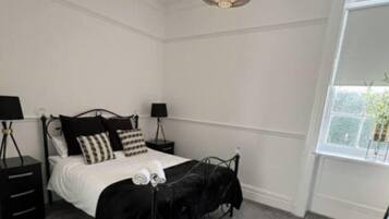 1 bedroom, desk, WiFi