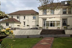 Exterior - Room 6 Manor Park Country House in Swansea Sleeps 2 (Swansea)