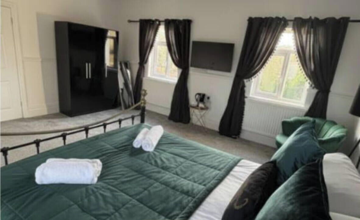 1 bedroom, desk, WiFi