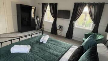 1 bedroom, desk, WiFi