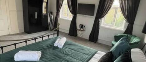 1 bedroom, desk, WiFi