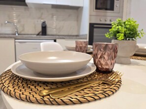 Réfrigérateur, micro-ondes, four, cafetière/bouilloire