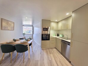 Réfrigérateur, micro-ondes, four, lave-vaisselle