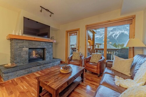 Rundle Range Retreat Lux Mtn View Condo near dt