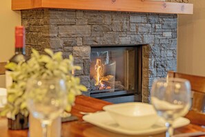 Dining - Rundle Range Retreat Lux Mtn View Condo near dt (Canmore)
