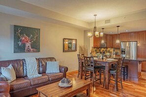 TV, fireplace - Rundle Range Retreat Lux Mtn View Condo near dt (Canmore)