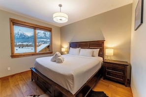 2 bedrooms, iron/ironing board, travel cot, WiFi - Alpine Chic - top floor two-story mtn escape near downtown (Canmore)