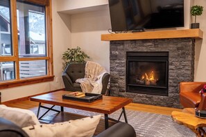 TV, fireplace, offices - Alpine Chic - top floor two-story mtn escape near downtown (Canmore)