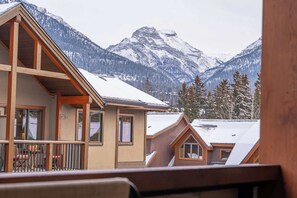 Property grounds - Alpine Chic - top floor two-story mtn escape near downtown (Canmore)