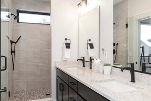 Een douche, een haardroger, handdoeken, zeep