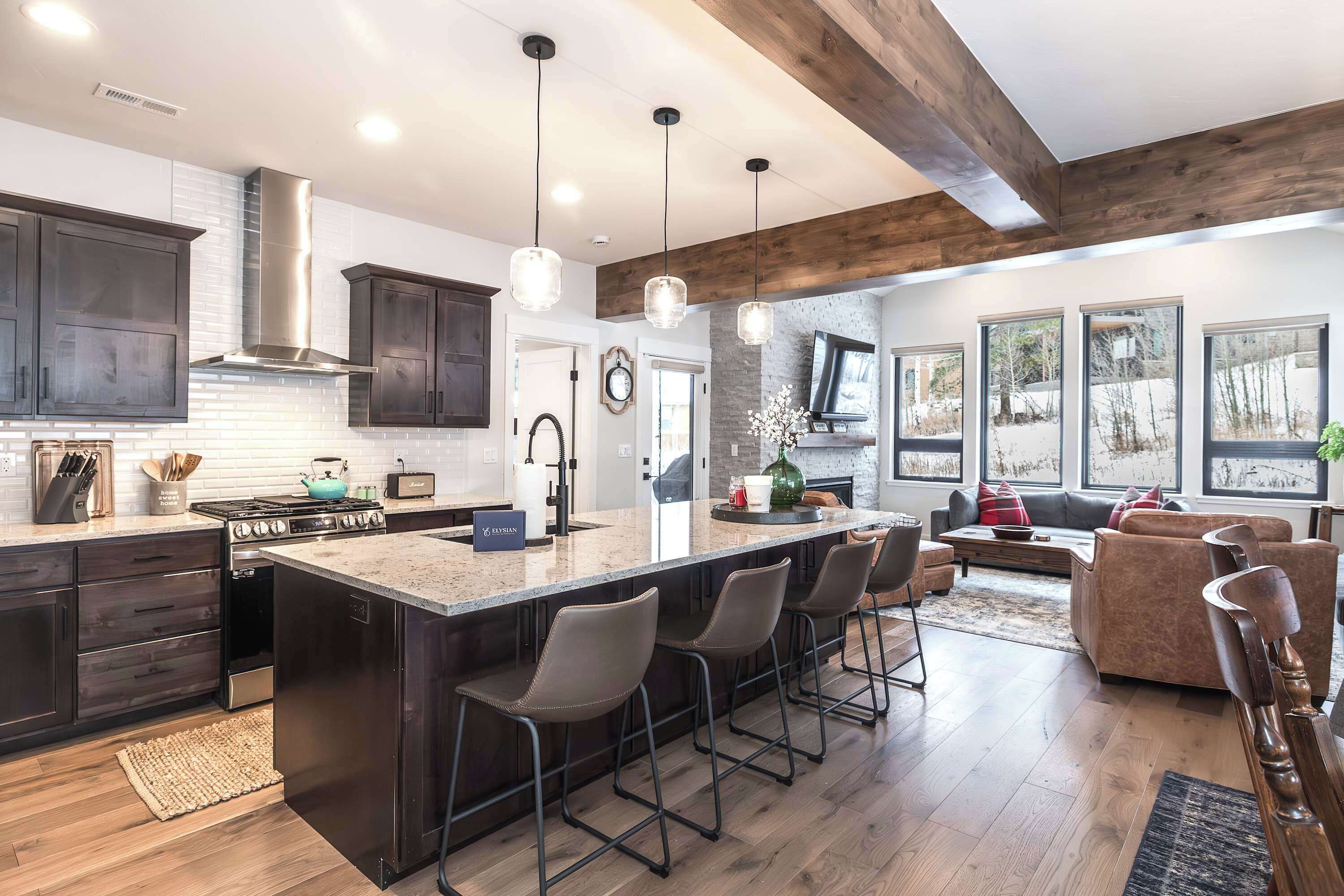 冷蔵庫、電子レンジ、オーブン、コンロ