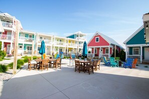 Outdoor dining - Sunset Haven: 2 Bed/1.5 Bath Lakeside Cottage! (Celina)