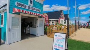 Una fachada con un letrero que dice 'Sundays Ice Cream Cones' y 'Dream Dippers Ice Cream'.
