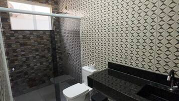 SĂšche-cheveux, serviettes fournies, savon, papier toilette