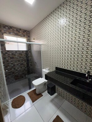 Sèche-cheveux, serviettes fournies, savon, papier toilette