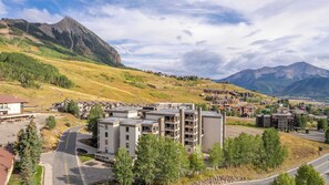 Exterior - Plaza Condo 134 — 3BR Sleeps 8 | Walk to CB Lifts | Hot Tub + Sauna (Crested Butte)