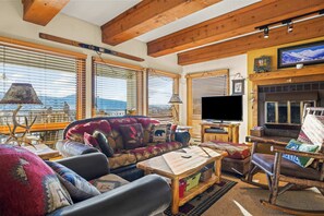 Televisión, chimenea y oficina 