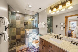 Shower, hair dryer, shampoo - Plaza Condo 134 — 3BR Sleeps 8 | Walk to CB Lifts | Hot Tub + Sauna (Crested Butte)
