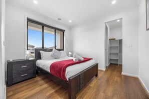 Tabla de planchar con plancha, wifi y ropa de cama 