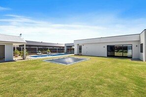 Property grounds - Luxury Bellbrae Retreat w  Pool, Spa & 12 Guests (Bellbrae)