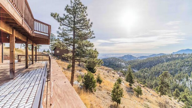 A wooden deck with a view of a mountainous landscape. - Mountain View Retreat, Year Round Sunshine
1 bed, 1 renovated bath in Boulder (Boulder)