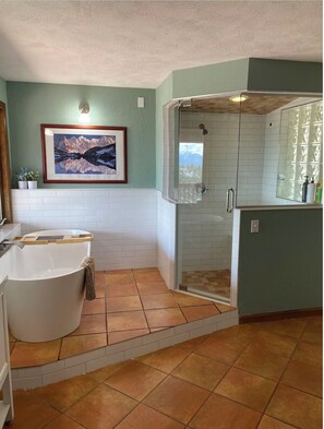 Haartrockner, Handtücher, Seife, Shampoo