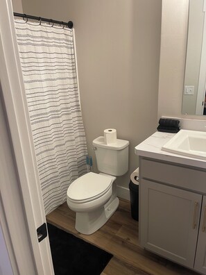 Shower, hair dryer, towels, soap - 2 bedrooms both with en suite on baths in brand new 2025 home (Billings)
