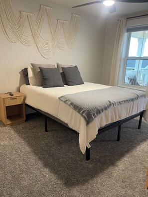 Iron/ironing board, internet, bed sheets - 2 bedrooms both with en suite on baths in brand new 2025 home (Billings)